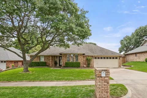 10013 Stoneleigh Dr, Benbrook, TX 76126