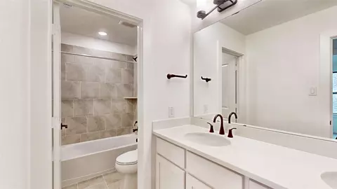 Bath - 1516 Larson Ln, Denton, TX 76210 photo 2 of 2