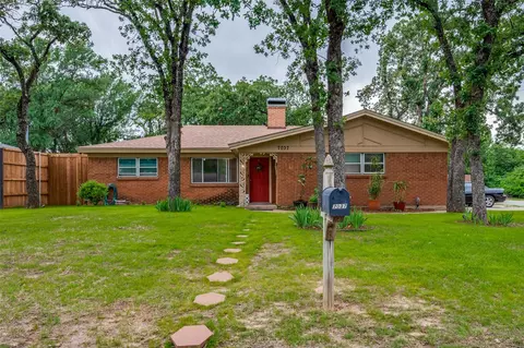 7037 Crabtree Ln, North Richland Hills, TX 76182