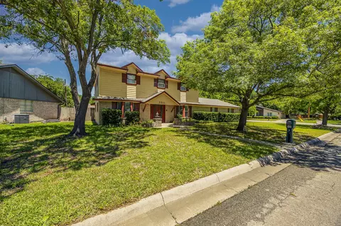 2011 Woodlawn St, Gainesville, TX 76240