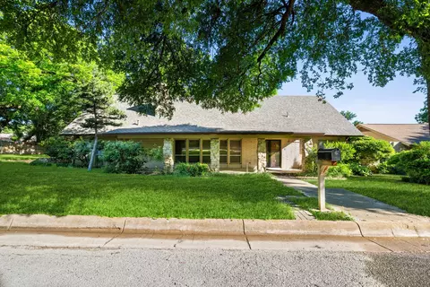 5205 Blue Valley Ct, Fort Worth, TX 76112