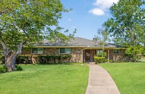 10400 Oak Creek Dr, Greenville, TX 75402
