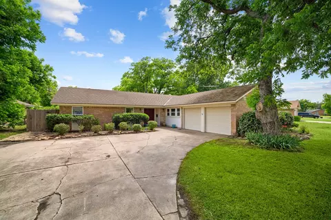 9005 Mahan Dr, Benbrook, TX 76116