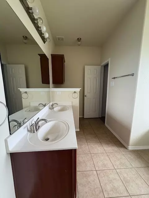 Bath - 10237 Marigold Rd, Waco, TX 76708 photo 3 of 4