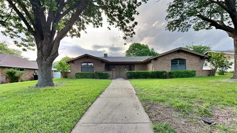 108 Meadowcrest Dr, Desoto, TX 75115