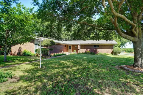 1512 Hulme St, Bowie, TX 76230