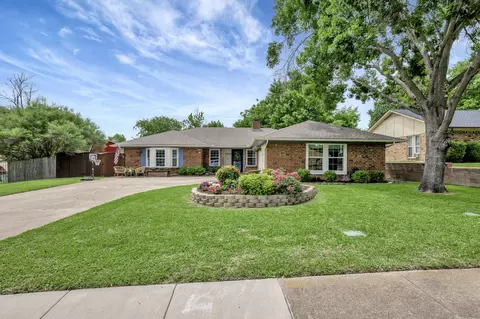 10105 Locksley Dr, Benbrook, TX 76126