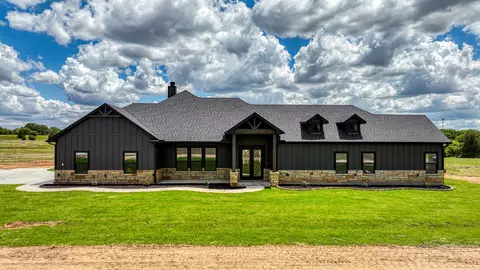 140 Rolling Hills Blvd, Alvord, TX 76225