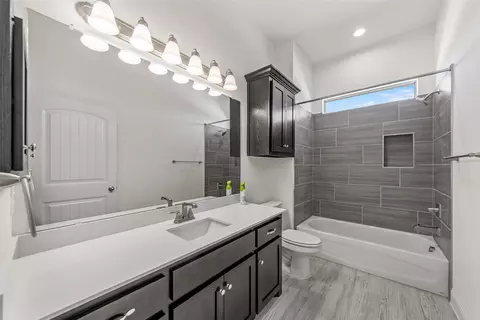 Bath - 18145 Osage Ln, Terrell, TX 75160 photo 2 of 6