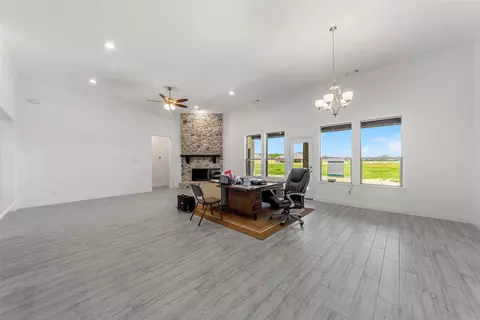 Living - 18145 Osage Ln, Terrell, TX 75160 photo 4 of 5