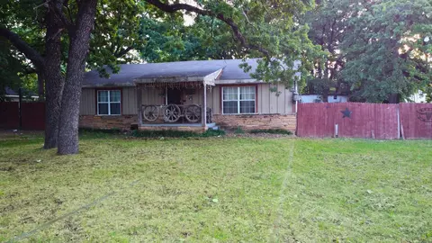 2404 Handley Dr, Fort Worth, TX 76112