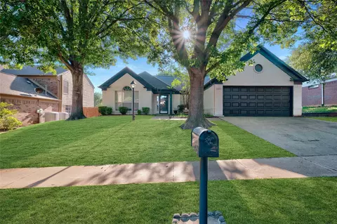 5400 Signal Peak Dr, Arlington, TX 76017