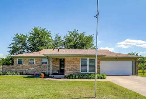 6115 Overlake Dr, Fort Worth, TX 76135