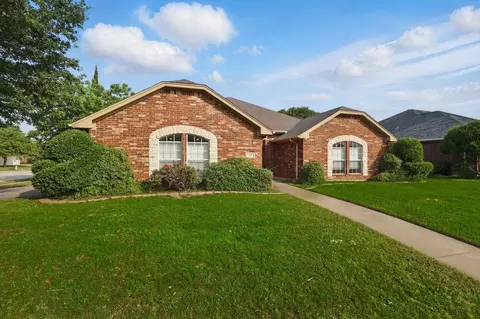 301 Angela Dr, Burleson, TX 76028