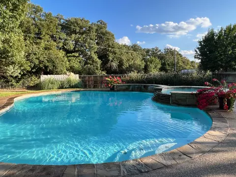 218 Palmer Dr, Comanche, TX 76442