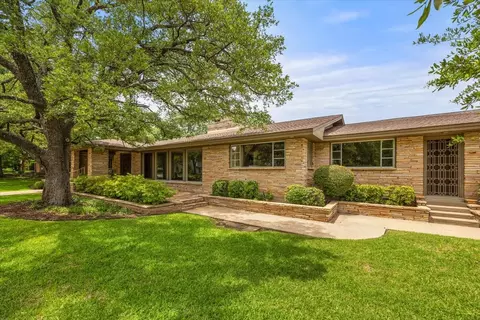 2900 Simondale Dr, Fort Worth, TX 76109