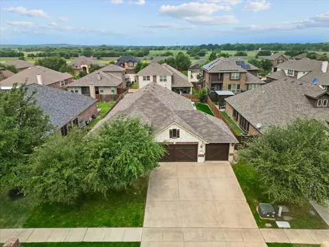 827 Silverthorne Dr, Burleson, TX 76028