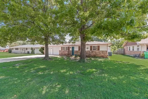 1114 Elmwood St, Gainesville, TX 76240