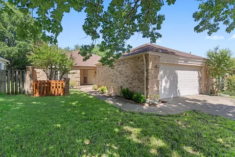3410 Country Club Pl, Grand Prairie, TX 75052