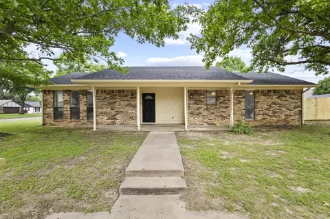 2203 N Village Dr, Bonham, TX 75418