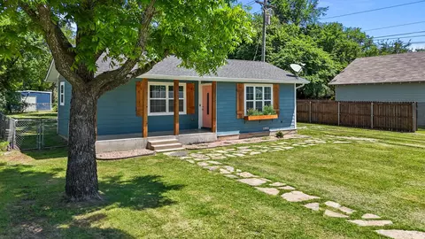 210 W Weatherford St, Weatherford, TX 76086