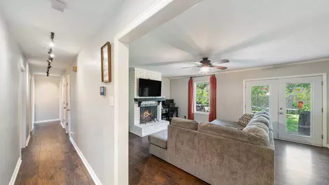 Entry Way - 413 E 9th St, Kaufman, TX 75142 photo 1 of 1