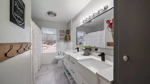 Bath - 413 E 9th St, Kaufman, TX 75142 photo 1 of 2