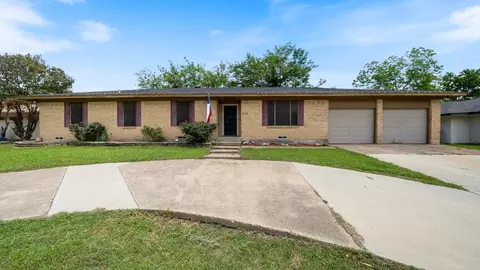 413 E 9th St, Kaufman, TX 75142