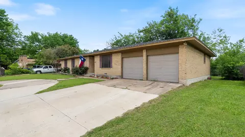Exterior - 413 E 9th St, Kaufman, TX 75142 photo 3 of 6