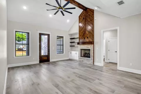 Living - 2010 Locklear Ln, Tyler, TX 75703 photo 2 of 4