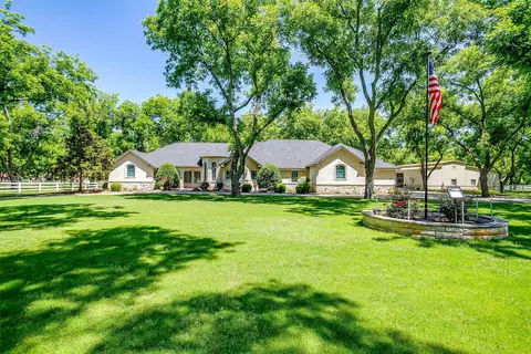 8805 S Hampton Dr, Granbury, TX 76049