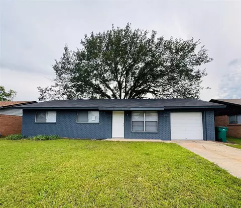 140 Shirley Dr, Lacy Lakeview, TX 76705