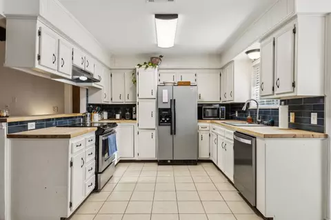 Kitchen - 325 Apache Trl, Keller, TX 76248 photo 3 of 4