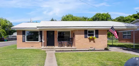 1004 S Stratton St, Decatur, TX 76234