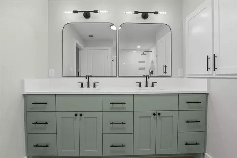 Bath - 5305 Links Dr, Waco, TX 76708 photo 2 of 6