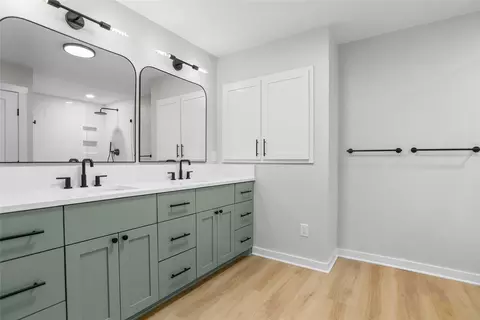 Bath - 5305 Links Dr, Waco, TX 76708 photo 1 of 6