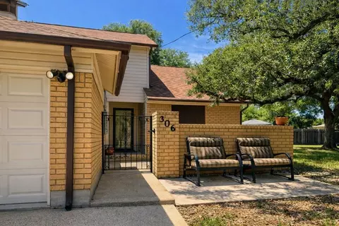 306 S Arnold St, Lampasas, TX 76550