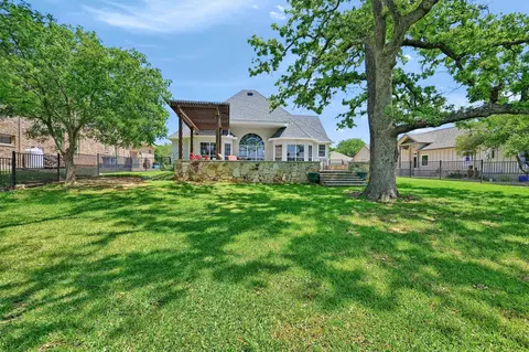 615 Kiowa Dr W, Lake Kiowa, TX 76240