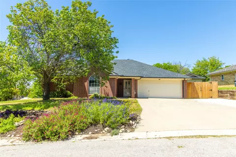 708 Parkridge Dr, Decatur, TX 76234
