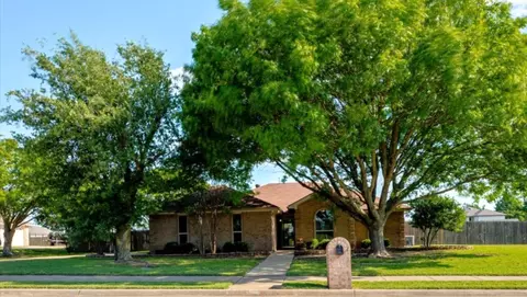 731 Crest Ridge Dr, Midlothian, TX 76065