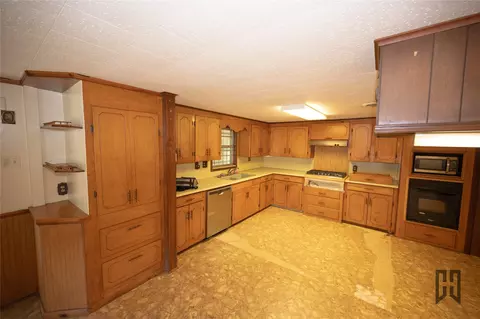 Kitchen - 440 Pine St, Minden, LA 71055 photo 1 of 3