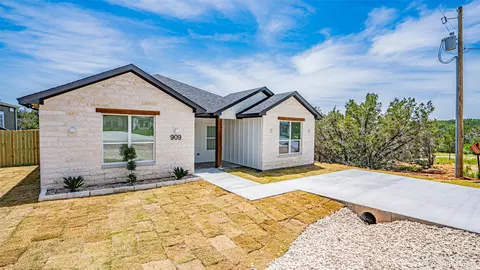 909 Tree Dr, Granbury, TX 76048