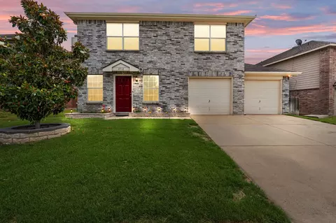 8532 Star Thistle Dr, Fort Worth, TX 76179