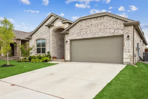 236 Mossy Cliff Ln, Fort Worth, TX 76131