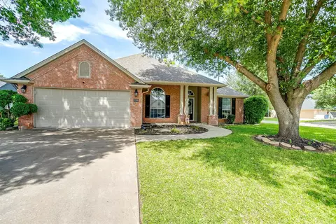 1100 Highcrest Dr, Burleson, TX 76028
