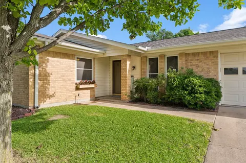 9928 Farmington Dr, Benbrook, TX 76126