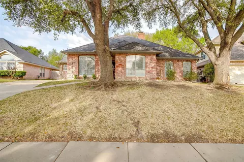 10264 Fieldcrest Dr, Benbrook, TX 76126