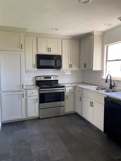 907 W 8th St, Bonham, TX 75418
