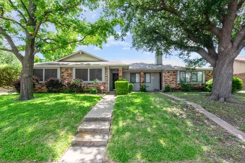 208 E Amberway Ln, Garland, TX 75040