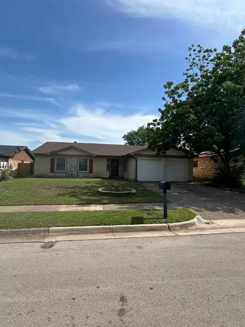 116 Volunteer Dr, Arlington, TX 76014